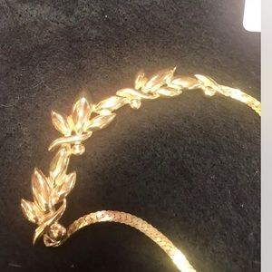 Vintage Gold Necklace With Leaves . Vintage Gold Tone Necklace .Vintage Jewelry.